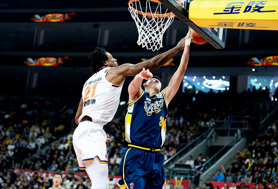 爱游戏官方平台-主场40分惨败，杜锋赛后点评引争议，锋线无力成硬伤